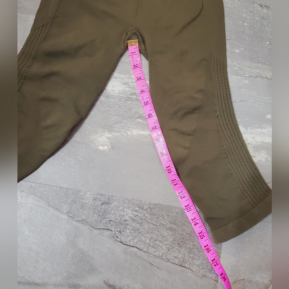 Lululemon High Rise Crop Olive Green Leggings. 16" Inseam. Size 8 (3 bars). - Picture 4 of 7